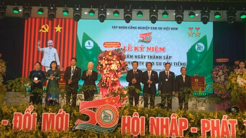 Nguyên Ủy viên Bộ chính trị, nguyên Chủ tịch nước Nguyễn Minh Triết tặng hoa chúc mừng Công ty Cao-su Dầu Tiếng.