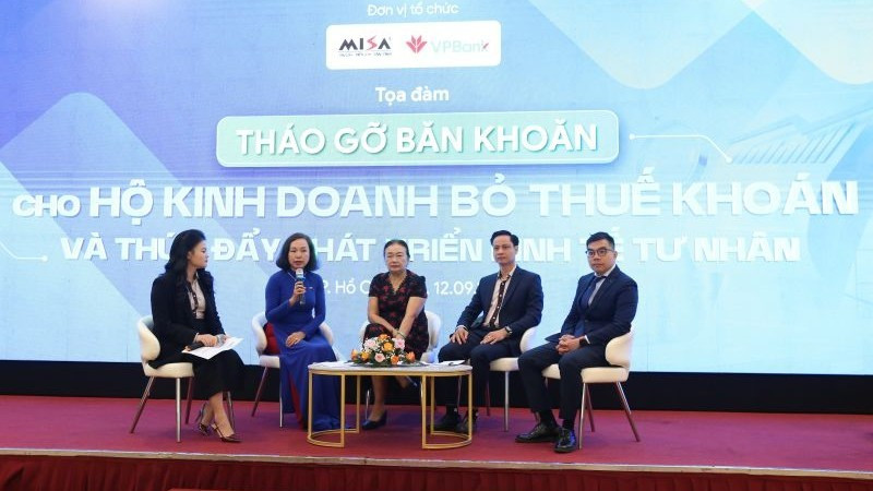 Các diễn giả tại tọa đàm “Tháo gỡ băn khoăn cho hộ kinh doanh bỏ thuế khoán và thúc đẩy phát triển kinh tế tư nhân”.
