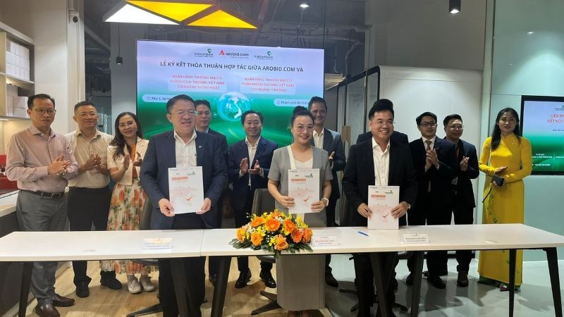 Đại diện lãnh đạo Arobid và Vietcombank), Chi nhánh Thống Nhất và Chi nhánh Tân Bình ký kết thỏa thuận hợp tác chiến lược với chủ đề “Liên minh doanh nghiệp số - Kết nối thịnh vượng Việt Nam".