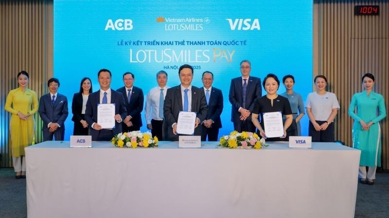 Đại diện Vietnam Airlines cùng ACB và Visa ra mắt thẻ hội viên tại lễ ký kết.