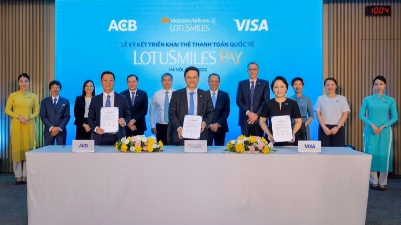 Đại diện Vietnam Airlines cùng ACB và Visa ra mắt thẻ hội viên tại lễ ký kết.