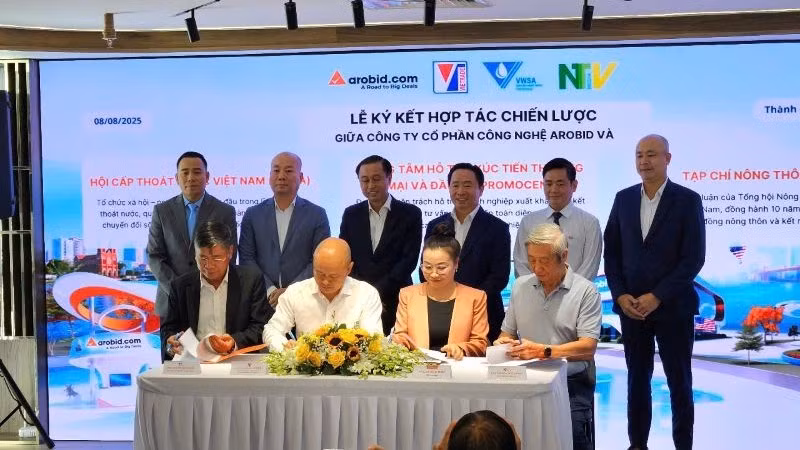 Đại diện Công ty Cổ phần Công nghệ Arobid ký kết hợp tác với các đối tác.