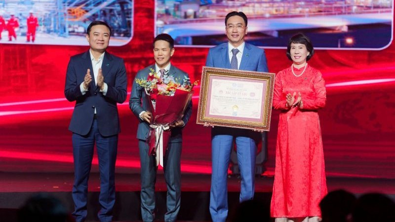 Tiến sĩ Nguyễn Hoàng Anh, Phó Chủ tịch VietKings, Tổng thư ký Liên minh Kỷ lục Thế giới (WorldKings) đại diện trao tặng bằng Kỷ lục Việt Nam đến ông Nguyễn Thanh Bình, Chủ tịch HĐQT PV GAS và ông Phạm Văn Phong, Tổng Giám đốc PV GAS. Ông Lê Ngọc Sơn, Tổng Giám đốc Petrovietnam đại diện tặng hoa chúc mừng PV GAS