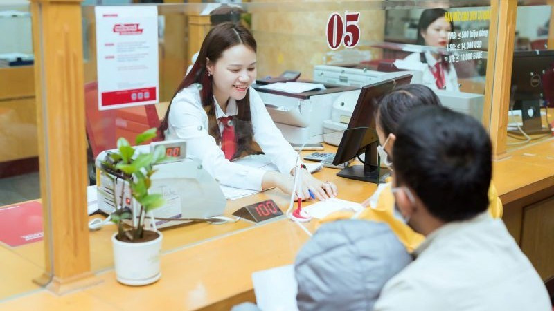 Khách hàng tại Thành phố Hồ Chí Minh làm thủ tục vay vốn ngân hàng. 