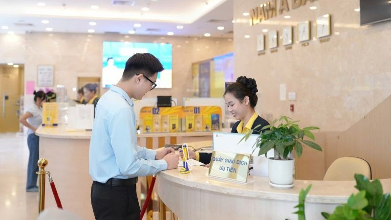Khách hàng giao dịch tại Ngân hàng Thương mại cổ phần Nam Á (Nam A Bank).