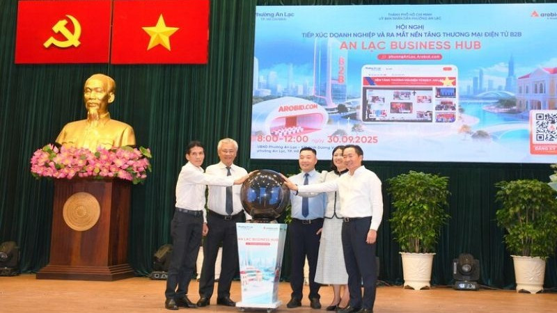 Lãnh đạo phường An Lạc và Công ty Cổ phần Công nghệ Arobid thực hiện nghi thức ra mắt nền tảng thương mại điện tử B2B "An Lạc Business Hub".