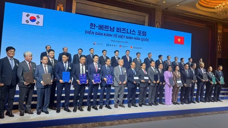 Lãnh đạo Tập đoàn CT Group cùng các đối tác trao thỏa thuận hợp tác. 