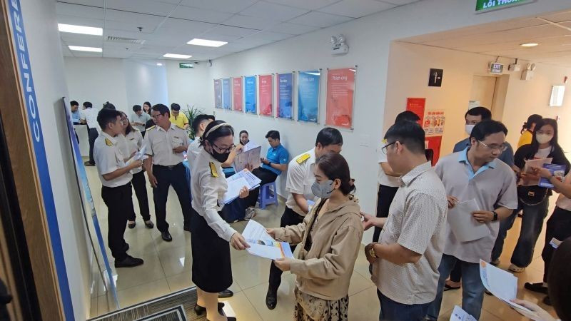 Đại diện Thuế cơ sở 1 Thành phố Hồ Chí Minh phát tài liệu tuyên truyền chính sách thuế đến hộ, cá nhân kinh doanh tại Thành phố Hồ Chí Minh.