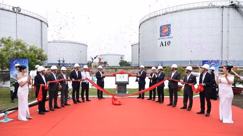 Lễ gắn biển công trình chào mừng 70 năm thành lập Petrolimex tại Hệ thống phối trộn Nhiên liệu hàng không bền vững (SAF).