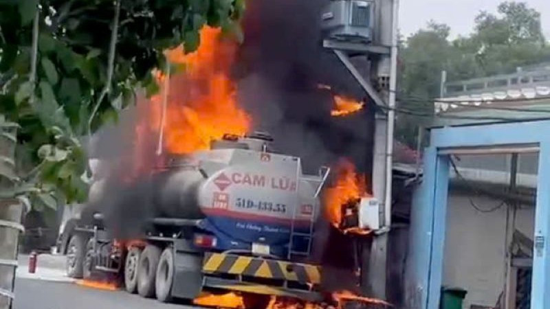 Xe bồn chở xăng bốc cháy dữ dội khi đang lưu thông trên đường Dương Cát Lợi.