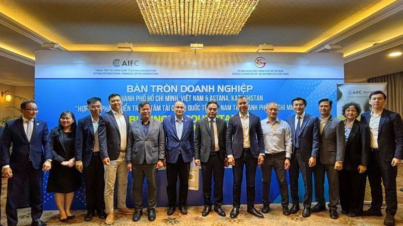 Lãnh đạo Thành phố Hồ Chí Minh và lãnh đạo Trung tâm Tài chính Quốc tế Astana (Kazakhstan) chụp ảnh chung tại Bàn tròn Doanh nghiệp Thành phố Hồ Chí Minh và Astana.