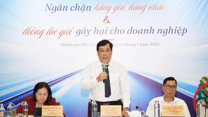 Các đại biểu chủ trì toạ đàm “Ngăn chặn hàng giả, hàng nhái và thông tin giả gây hại cho doanh nghiệp”.