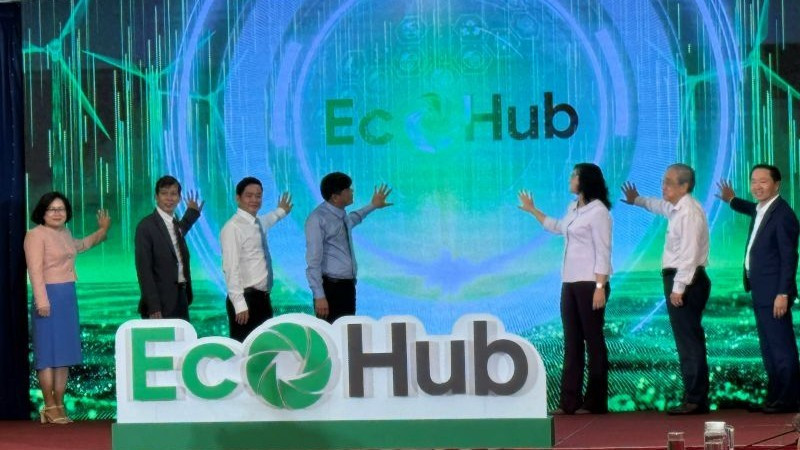 Các đại biểu ra mắt Sàn giao dịch thương mại điện tử EcoHub.