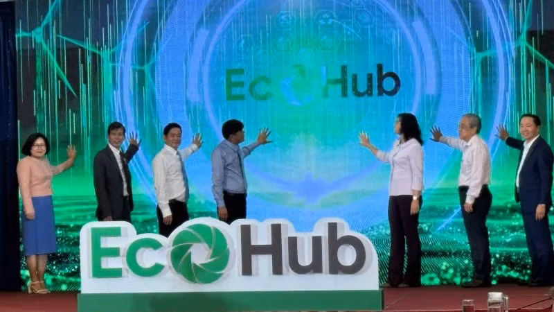 Các đại biểu ra mắt Sàn giao dịch thương mại điện tử EcoHub.