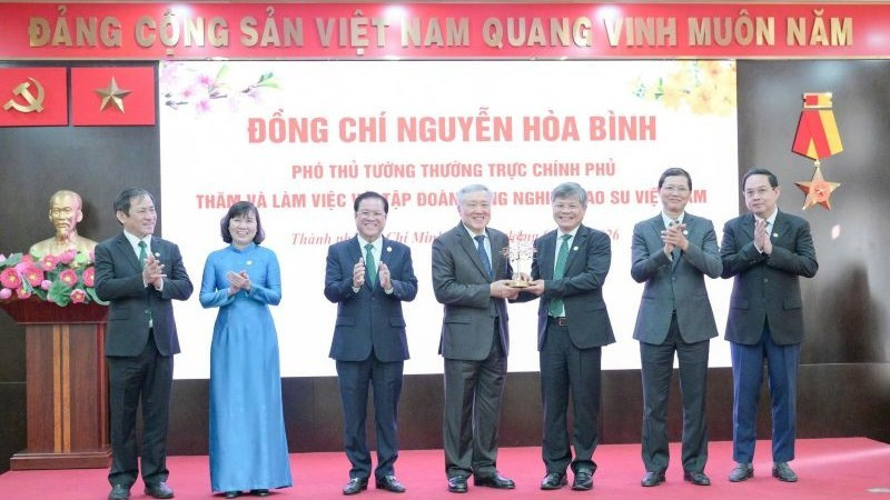 Ông Trần Công Kha, Bí thư Đảng ủy, Chủ tịch VRG tặng biểu trưng cây cao-su cho Phó Thủ tướng Thường trực Chính phủ Nguyễn Hòa Bình.