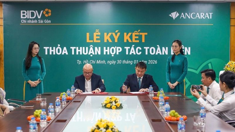 Đại diện ngân hàng BIDV và Công ty Ancarat ký kết hợp tác triển khai tính năng mua bán bạc trực tuyến trên ứng dụng ngân hàng số.