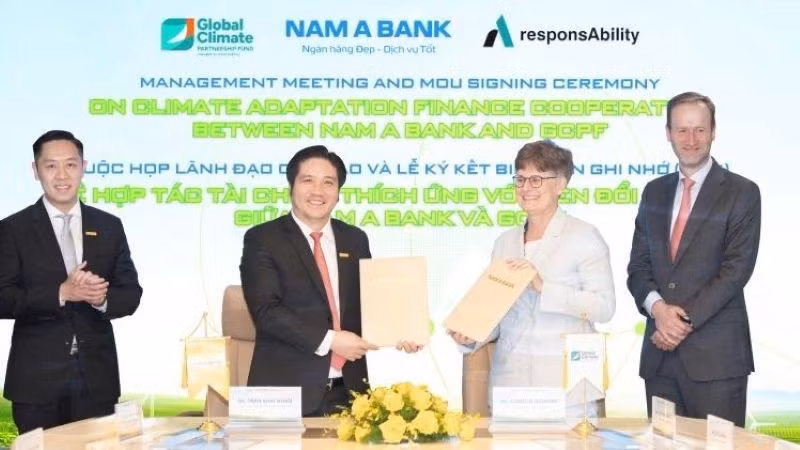 Ông Trần Khải Hoàn, Thành viên Hội đồng quản trị kiêm Quyền Tổng Giám đốc Nam A Bank và bà Carolin Gassner, Chủ tịch Hội đồng quản trị Quỹ hợp tác khí hậu toàn cầu ký kết Biên bản ghi nhớ hợp tác. 