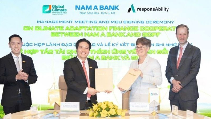 Ông Trần Khải Hoàn, Thành viên Hội đồng quản trị kiêm Quyền Tổng Giám đốc Nam A Bank và bà Carolin Gassner, Chủ tịch Hội đồng quản trị Quỹ hợp tác khí hậu toàn cầu ký kết Biên bản ghi nhớ hợp tác. 