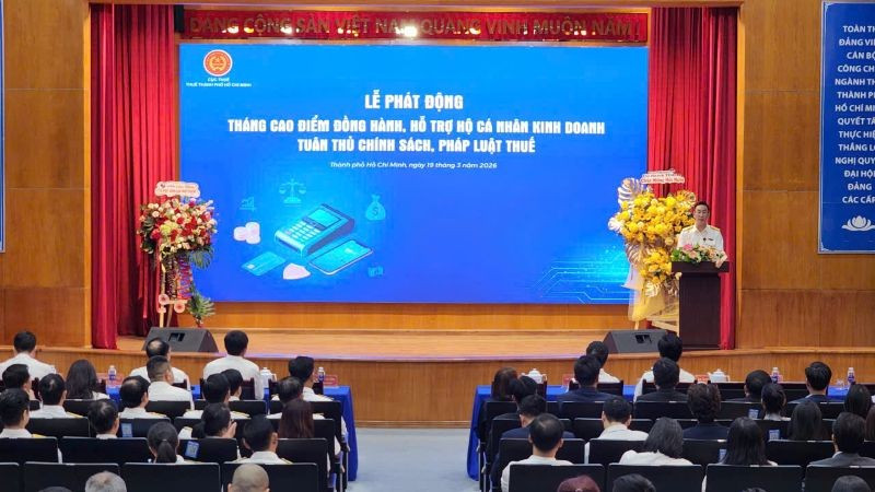 Quang cảnh Lễ phát động “Tháng cao điểm đồng hành, hỗ trợ hộ kinh doanh, cá nhân kinh doanh tuân thủ chính sách, pháp luật thuế”.