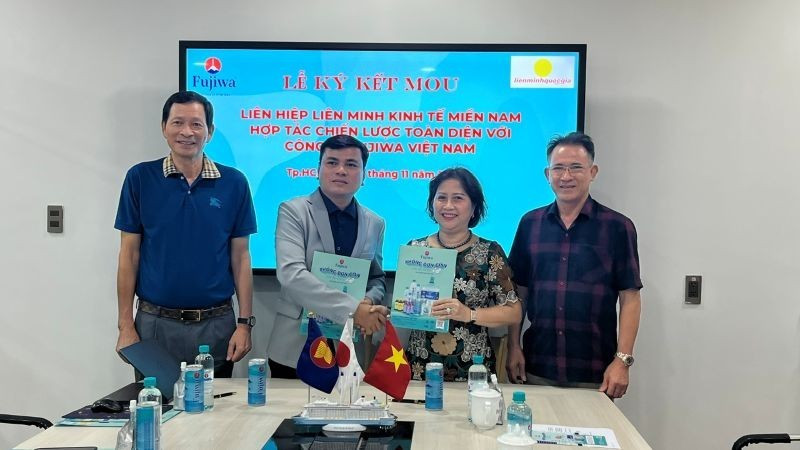 Đại diện lãnh đạo Liên hiệp Hợp tác xã Liên minh Kinh tế miền nam và Công ty trách nhiệm hữu hạn Fujiwa Việt Nam ký kết hợp tác chiến lược toàn diện.