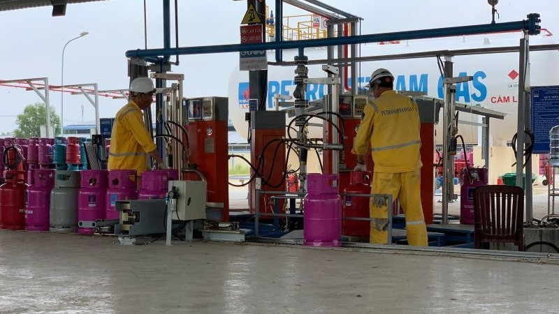 Công nhân chiết nạp gas tại trạm chiết Công ty Cổ phần kinh doanh LPG Việt Nam.