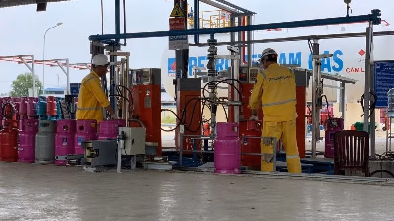 Công nhân chiết nạp gas tại trạm chiết Công ty Cổ phần kinh doanh LPG Việt Nam.