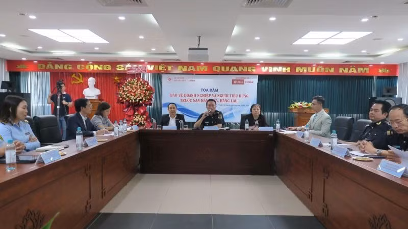 Quang cảnh Tọa đàm “Bảo vệ doanh nghiệp và người tiêu dùng trước nạn hàng giả, hàng lậu”.