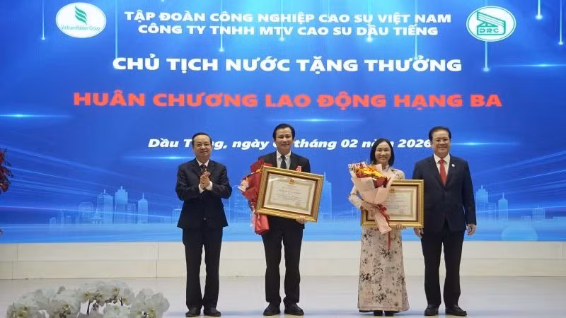 Các cá nhân Công ty Cao-su Dầu Tiếng nhận Huân chương Lao động Hạng Ba.