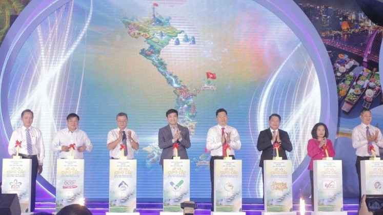 Lãnh đạo Thành phố Hồ Chí Minh và các đại biểu thực hiện nghi thức khai mạc Tuần lễ sản phẩm OCOP.