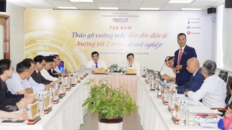 Quang cảnh Tọa đàm “Tháo gỡ vướng mắc hóa đơn điện tử, hướng tới 2 triệu doanh nghiệp”.