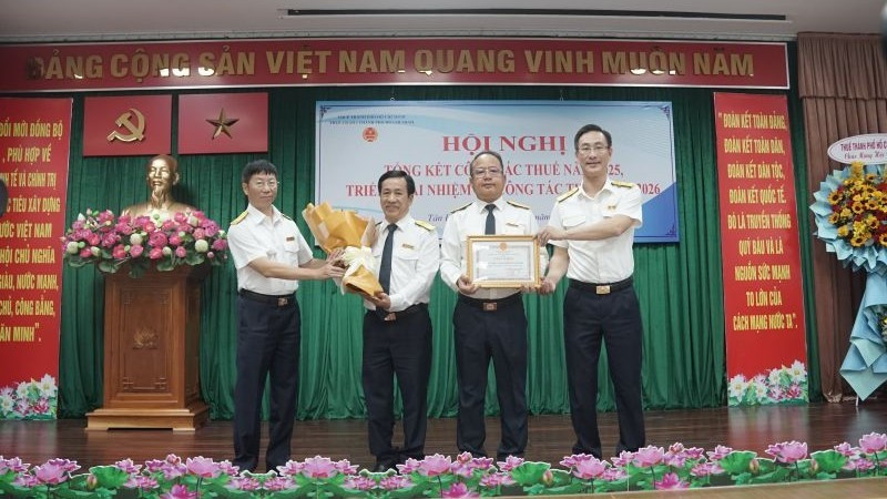 Lãnh đạo Thuế Thành phố Hồ Chí Minh trao Giấy khen cho Thuế Cơ sở 1 có thành tích xuất sắc công tác thuế năm 2025.