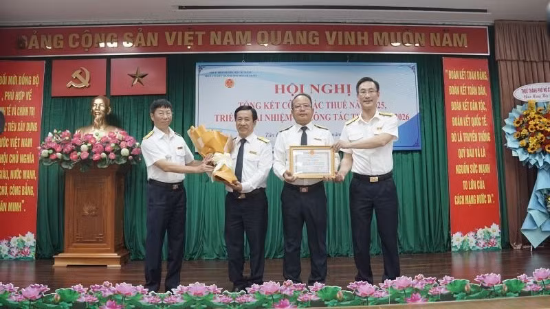 Lãnh đạo Thuế Thành phố Hồ Chí Minh trao Giấy khen cho Thuế Cơ sở 1 có thành tích xuất sắc công tác thuế năm 2025.