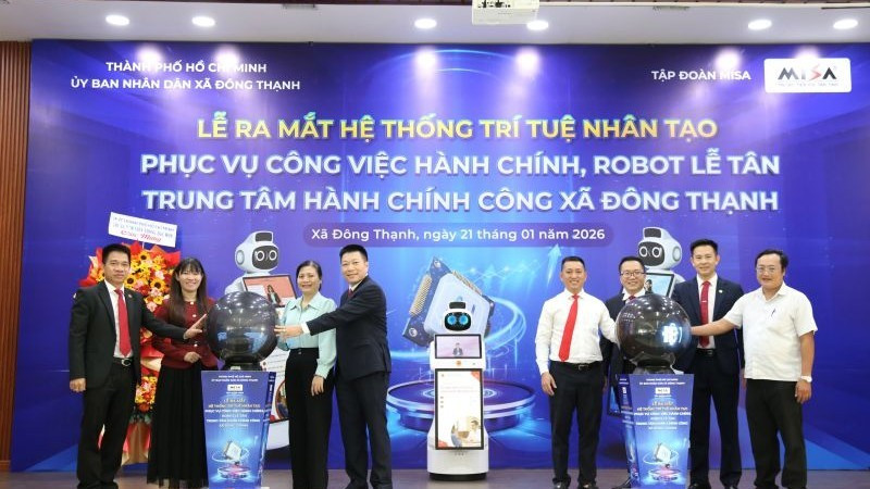 Các đại biểu thực hiện nghi thức kích hoạt hệ thống Robot AI vào quy trình vận hành hành chính công.