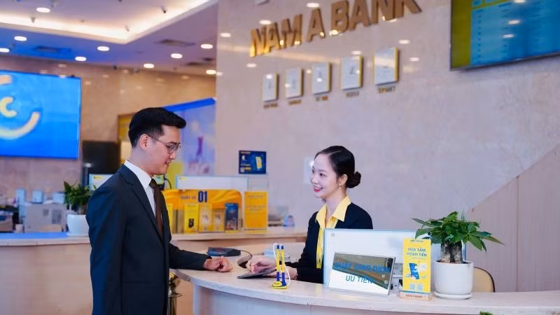 Khách hàng giao dịch tại Nam A Bank.