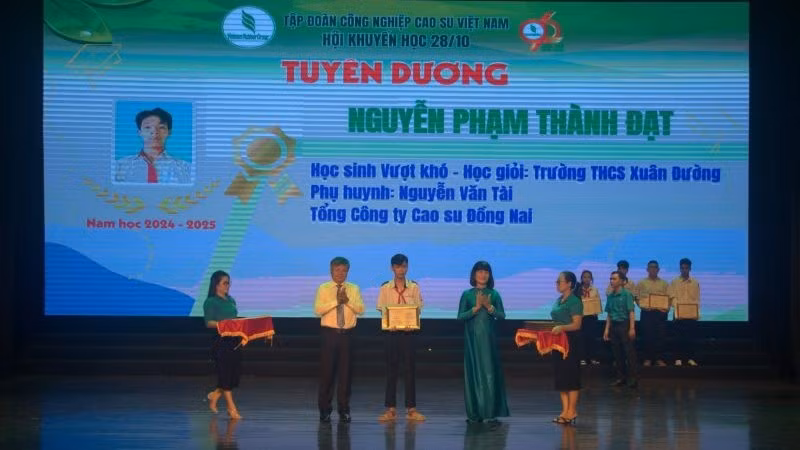 Lãnh đạo VRG tuyên dương học sinh vượt khó, học giỏi của Công ty TNHH MTV Tổng công ty Cao-su Đồng Nai.