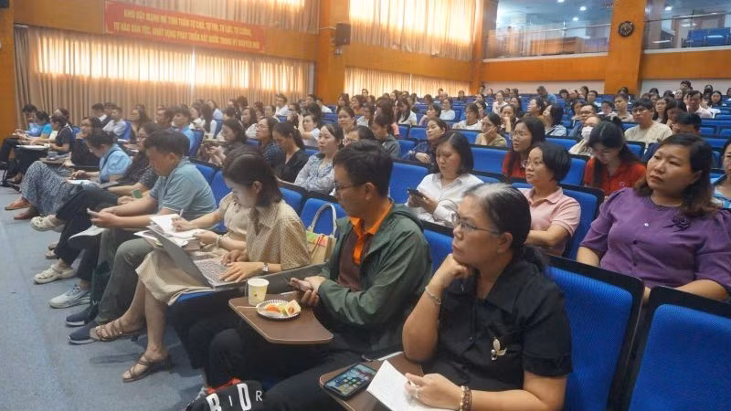 Đại diện các doanh nghiệp tham dự Hội nghị Đối thoại với các doanh nghiệp trọng điểm khu vực kinh tế tư nhân do Thuế Thành phố Hồ Chí Minh tổ chức. 