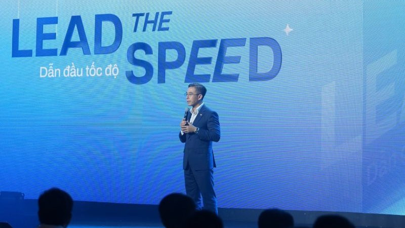 Ông Hoàng Việt Anh, Chủ tịch FPT Telecom,giới thiệu giải pháp SpeedX tích hợp công nghệ truyền dẫn và kết nối không dây thế hệ mới XGS-PON và Wi-Fi 7.