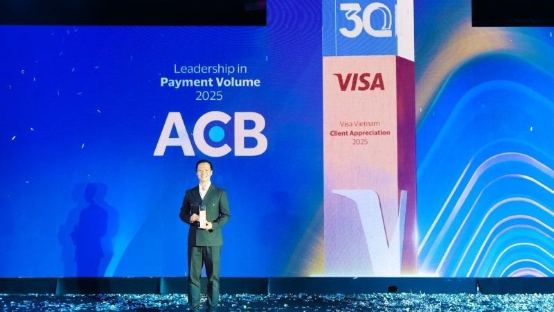 Ông Nguyễn Tâm Khoa, Phó Giám đốc khối Khách hàng cá nhân, kiêm Giám đốc Trung tâm Thanh toán ACB, nhận giải Ngân hàng dẫn đầu về Tổng doanh số giao dịch thẻ 2025