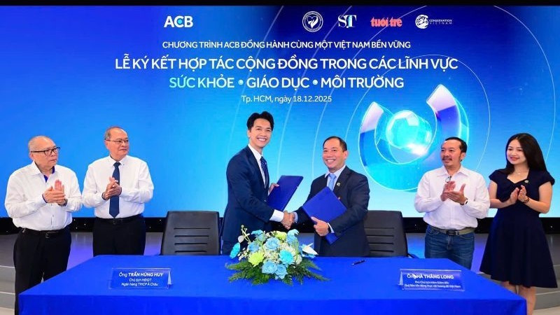 Lãnh đạo ACB trao ký kết hợp tác với đại diện Quỹ bảo tồn động thực vật hoang dã Việt Nam. 