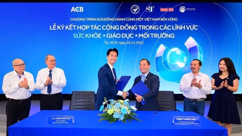 Lãnh đạo ACB trao ký kết hợp tác với đại diện Quỹ bảo tồn động thực vật hoang dã Việt Nam. 