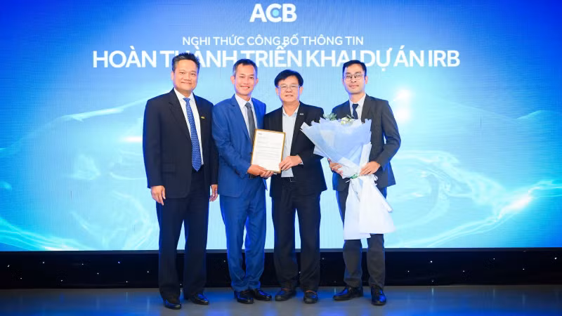 Đại diện KPMG trao thư xác nhận hoàn thành dự án cho ACB.