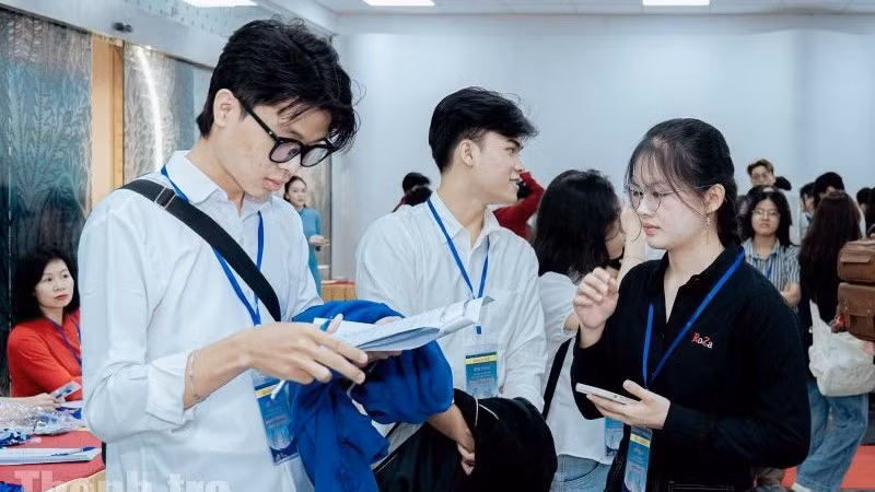 Nhiều bạn trẻ tìm hiểu thông tin về giải pháp tài chính mua căn hộ tại Thành phố Hồ Chí Minh.