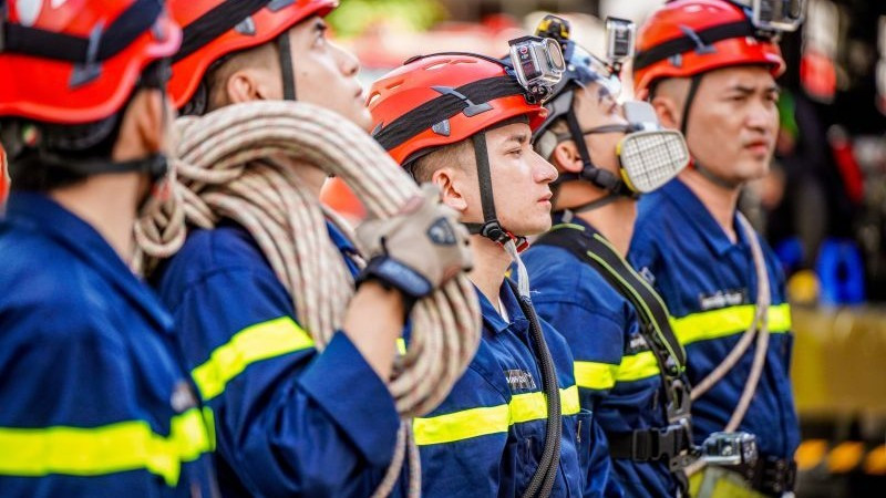 Các "Chiến sĩ quả cảm" chuẩn bị các thiết bị cứu hộ, cứu nạn cần thiết trước khi ra hiện trường vụ cháy.