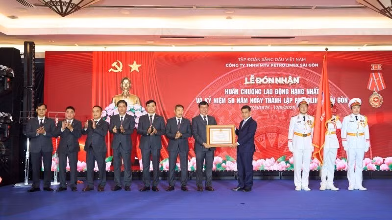 Thay mặt lãnh đạo Đảng và Nhà nước, đồng chí Nguyễn Văn Dũng, Phó Chủ tịch Ủy ban nhân dân Thành phố Hồ Chí Minh trao tặng Huân chương Lao động hạng Nhất cho Petrolimex Sài Gòn.