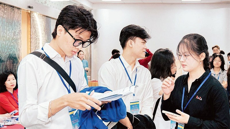 Khách hàng trẻ tìm hiểu thông tin các gói tín dụng hỗ trợ mua nhà.