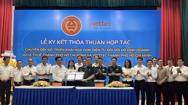 Lãnh đạo Thuế Thành phố Hồ Chí Minh và Viettel Thành phố Hồ Chí Minh trao Thỏa thuận hợp tác phối hợp hướng dẫn Chính sách thuế-Hỗ trợ hộ kinh doanh chuyển đổi số.