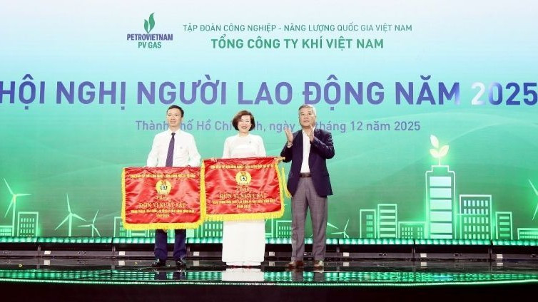 Đồng chí Đỗ Chí Thanh - Phó Tổng Giám đốc Petrovietnam trao cờ thi đua của Công đoàn Petrovietnam cho các tập thể của PV GAS.