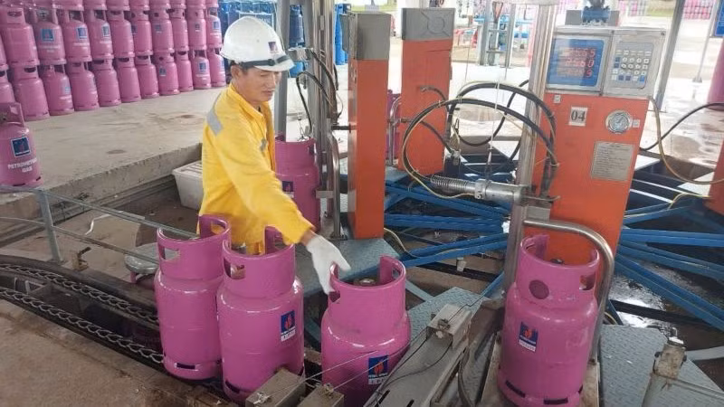 Công nhân chiết nạp gas tại Công ty Cổ phần Kinh doanh LPG Việt Nam.