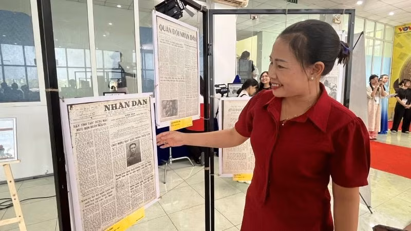 Người dân tham quan ấn bản báo in Báo Nhân Dân.