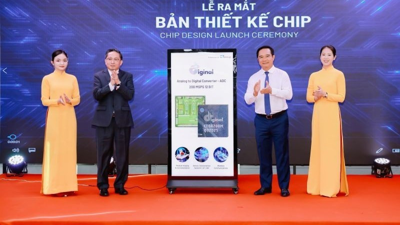 Đồng chí Nguyễn Văn Được, Ủy viên Trung ương Đảng, Phó Bí thư Thành ủy, Chủ tịch Ủy ban nhân dân Thành phố Hồ Chí Minh (bên phải) và ông Trần Kim Chung, Chủ tịch Tập Đoàn CT Group tại Lễ ra mắt bản thiết kế chip IoT của người Việt.